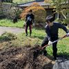 雑草堆肥を切り返します