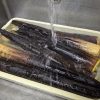 茹であがった真竹を流水で冷ます