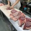 鯨の舌をカットしていきます