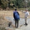 木を切っていたおじさんに水生昆虫のことを尋ねる桃侍くん