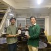 富田圭祐さんと仕込み甕の前で記念撮影