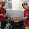 タコたき練習中の上原さん（右）