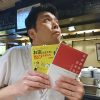 ワクワク系マーケティングの本をもつ安藤店長