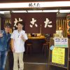 FM802の西田パーソナリティーと記念撮影 左）西さん、右）岡店長