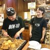 道頓堀 たこ梅本店の松本さんと研修中の谷口さん